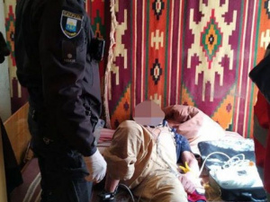 Стало плохо: в Мариуполе патрульные спасли мужчину, запертого в квартире (ФОТО)