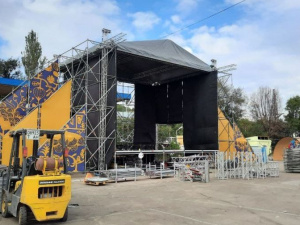 Сцена, инсталляции и фотозоны: как Мариуполь готовится ко Дню города и фестивалям (ФОТОФАКТ)