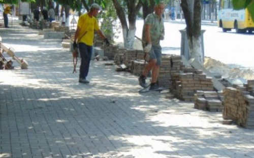 В центре Мариуполя пешеходный тротуар превращают в парковку (ФОТО)