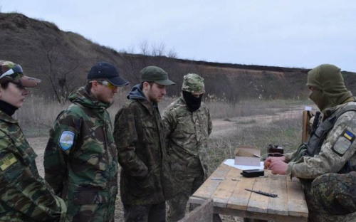 Мариупольцы, вступившие в отряд самообороны, учатся стрелять и подрывать (ФОТО)     
