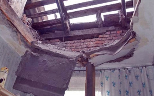 В поселке под Мариуполем снаряд САУ попал в жилой дом, ранена женщина
