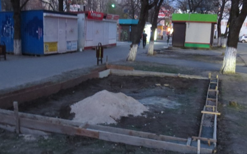 В центре Мариуполя зелёную зону захватил новый МАФ (ФОТО)