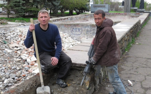 В Мариуполе у выкупленного церковью кинотеатра «Комсомолец» закопают фонтаны (ФОТО)