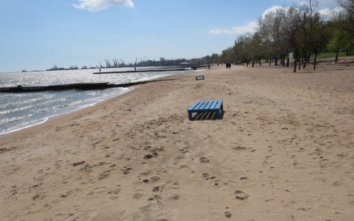 В Мариуполе на пляже для людей с инвалидностью растащили лежаки (ФОТО)