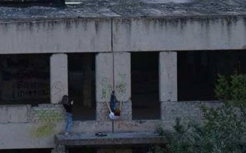 Дети Мариуполя показывают смертельные трюки на высоте заброшенной стройки (ФОТО+ВИДЕО)