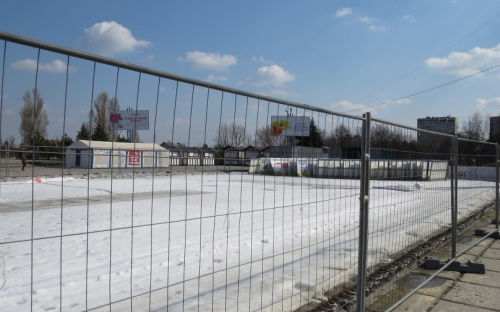 Мариупольский каток отказался таять. Льду понравилось в центре города (ФОТОФАКТ)