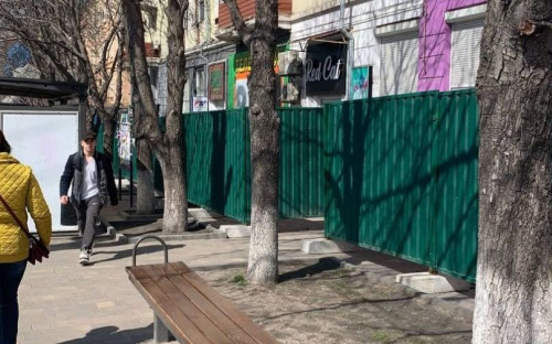 В центре Мариуполя на тротуаре «вырос» металлический забор (ФОТОФАКТ)