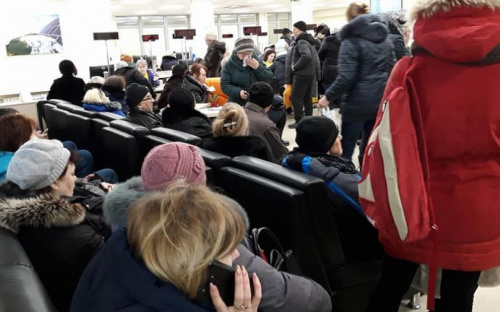 «Как на вокзале, негде ступить»: в сети показали очереди в мариупольский ЦОК «Донецкоблэнерго» (ФОТОФАКТ)