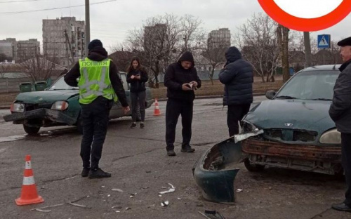 На Левобережье Мариуполя «лоб в лоб» столкнулись автомобили