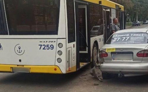В Мариуполе столкнулись коммунальный автобус и такси
