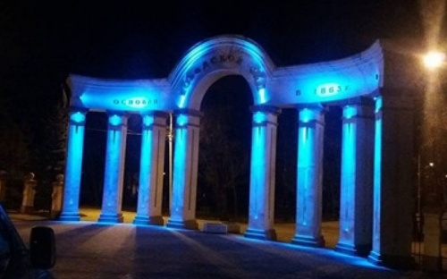 В городском саду Мариуполя подсветили въездную арку (ФОТО)