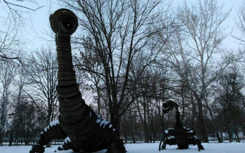 «Веселку» в Мариуполе избавили от Гулливера и улитки – гигантские динозавры также исчезнут (ФОТО)