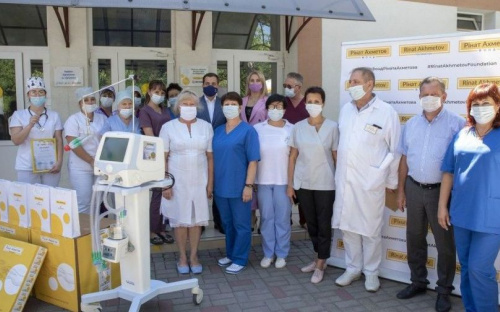 Фонд Рината Ахметова передал в Мариуполь еще два аппарата ИВЛ и одежду для медиков