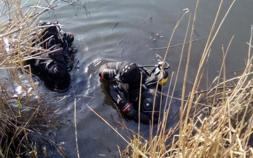 В реке нашли телевизор, колонки и шкаф: водоем в Мариуполе стал несанкционированной свалкой
