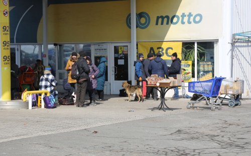 Продукти і ліки купити не можемо: пенсіонери в окупованому Маріуполі жаліються на високі ціни та черги