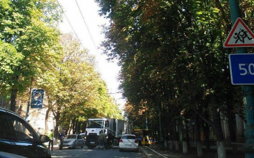 В Мариуполе мусоровоз заблокировал проспект и помял легковушку (ФОТОФАКТ)