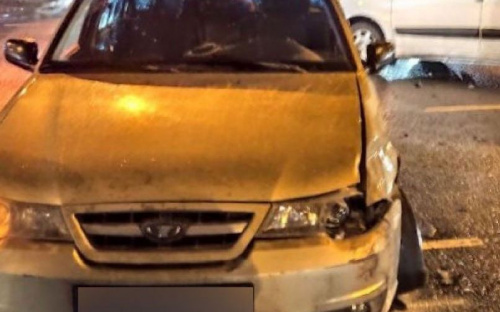 На оживленном перекрестке в Мариуполе столкнулись минивэн и седан
