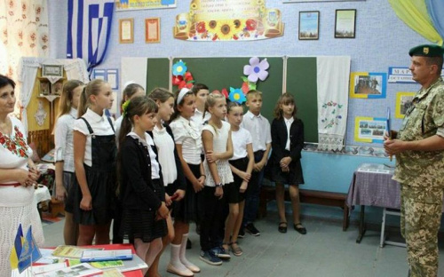 Пограничники провели урок мужества в школах Мариуполя (ФОТО)