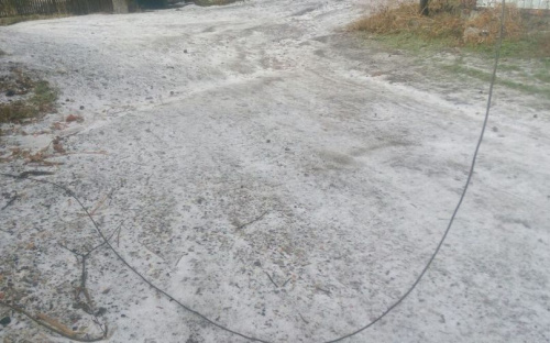 Посреди улицы в Мариуполе несколько суток лежит электропровод (ФОТОФАКТ)