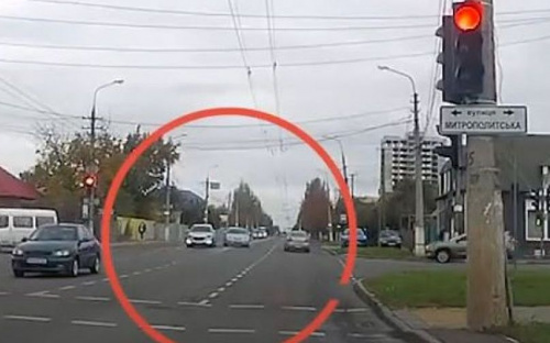 В Мариуполе водители ездят по встречной полосе и тротуарам