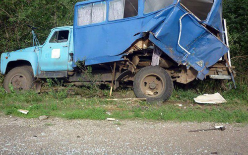 Под Мариуполем в ДТП попала семья с ребенком, врезавшись в грузовик (ФОТО)