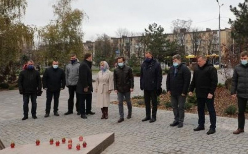 В Мариуполе возле новых памятников состоялся митинг ко Дню Достоинства и Свободы