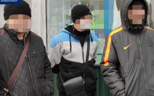 В Мариуполе трое мужчин ограбили прохожего, похищенное пытались сдать в ломбард