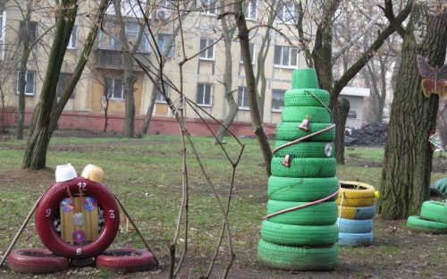 В мариупольском арт-дворе нарядили необычную резиновую елку у четырехметрового крокодила (ФОТОФАКТ)