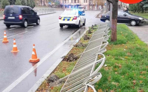 В центре Мариуполя водитель снес металлическое ограждение (ДОПОЛНЕНО)