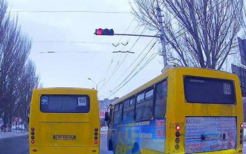 В погоне за пассажирами мариупольский перевозчик нарушил ПДД (ВИДЕО)