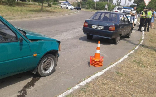Не хватило дороги: в Мариуполе столкнулись две легковушки (ФОТО)