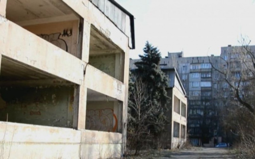 Заброшенный детсад в Мариуполе стал прибежищем для бездомных (ФОТО)