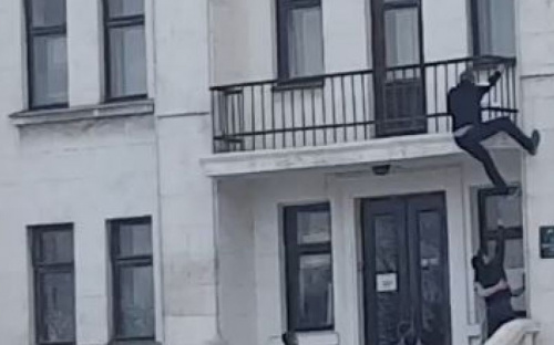 В Мариуполе подростки едва не разбили окно драмтеатра
