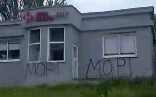 В разрушенном Россией Мариуполе здание почты превратили в морг