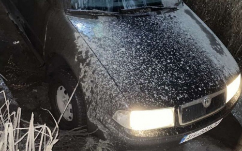 Группа спасателей Донетчины вытягивала автомобиль из грязи