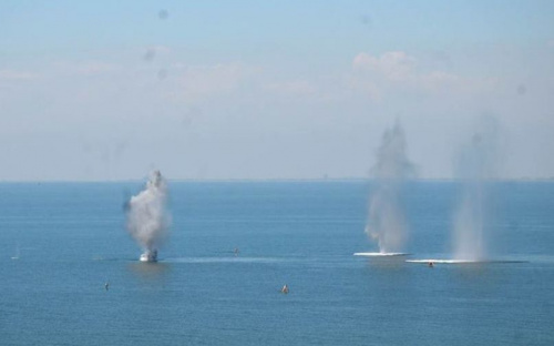 На побережье под Мариуполем танки и БМП стреляли в море (ФОТО)