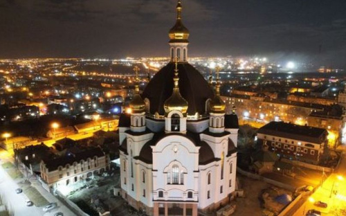 Собор в центре Мариуполя освещают ночные огни города (ФОТОФАКТ)