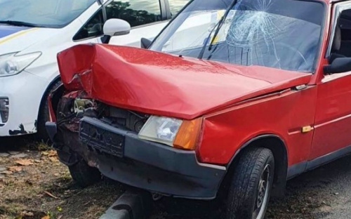 В Мариуполе «Таврия» врезалась в столб. Управлявшая автомобилем девушка попала в больницу