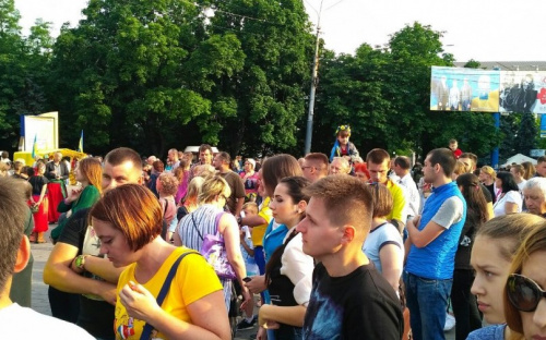В Мариуполе концерт в честь освобождения города проходит без электричества, но с пением гимна (ФОТО + ВИДЕО)