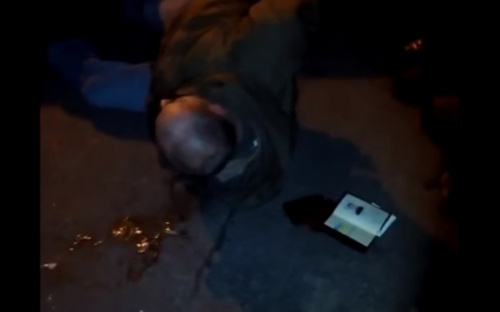 В сети появилось видео задержания в Мариуполе пьяного сотрудника СБУ (ВИДЕО)