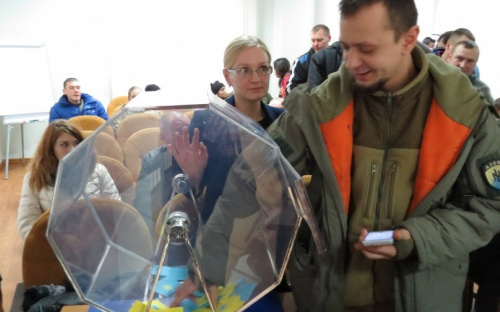 В Мариуполе фронтовики крутили барабан на удачу и выигрывали участки земли (ФОТО) 