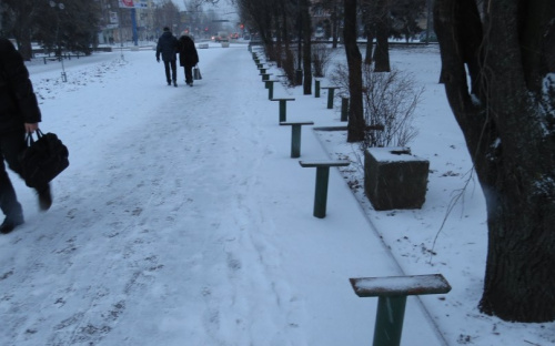 В Театральном сквере Мариуполя исчезли лавочки (ФОТОФАКТ)