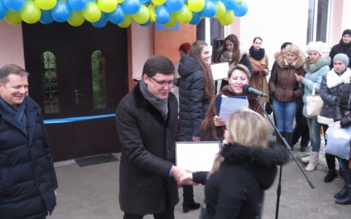 В Мариуполе семьи переселенцев получили квартиры в социальном общежитии (ФОТО)