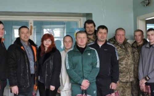 В госпитале Мариуполя бойцы получили рождественские подарки (ФОТО)