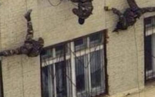 В Мариуполе появилось видео спецназа, прыгающего по стене пятиэтажки (ВИДЕО)
