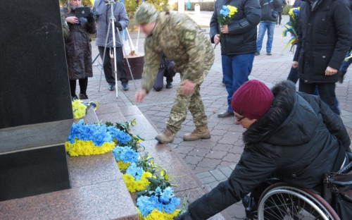 В Мариуполе отметили День достоинства и свободы митингом с песнями (ФОТО)