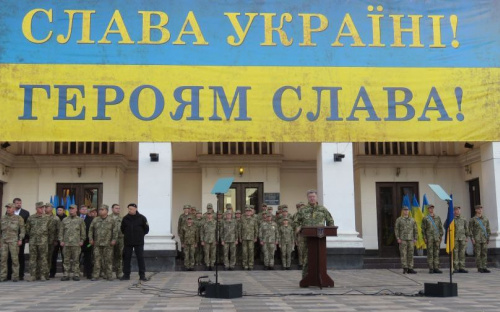 Несете ответственность за всю страну – заявил в Мариуполе призывникам Петр Порошенко