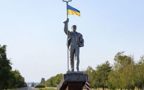 В честь праздника в Мариуполе на 10-метровом «Сталеваре» подняли флаг Украины