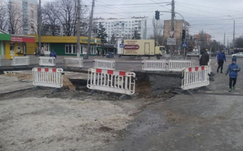 В центре Мариуполя меняют сотни метров водовода. Как проходят работы?