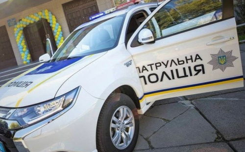 Возле обновленной мариупольской школы выставили наряд патрульных